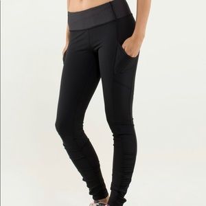 Lululemon Speed Tight *Cozy
Black / Hyper Stripe